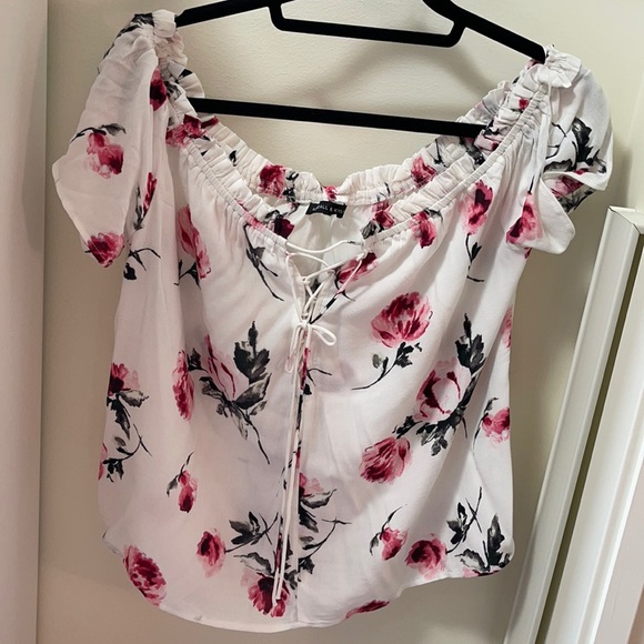 Kendall and Kylie off the shoulder - Picture 1 of 1